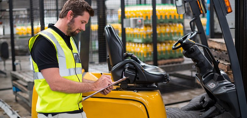 Wynajem wózka widłowego wraz z operatorem – dlaczego się opłaca?