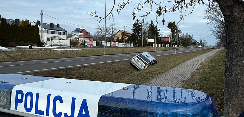 Nietrzeźwy kierowca wjechał do rowu w Różynach. Miał przy sobie narkotyki