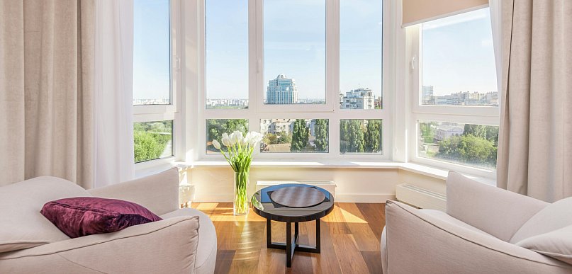 Jak dobrać firany do salonu? Praktyczny poradnik