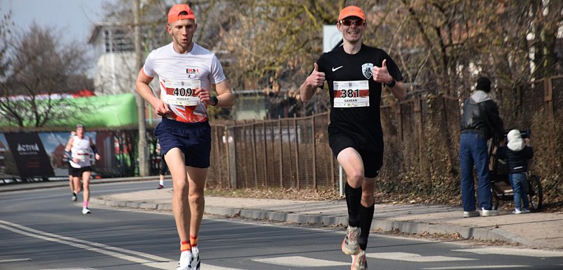 Biegacze opanowali ulice Pruszcza Gdańskiego. Pobiegli w półmaratonie i \"piątce\"