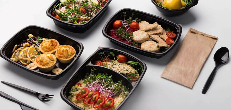 Opakowania do zgrzewu – kiedy warto wdrożyć je w gastronomii?