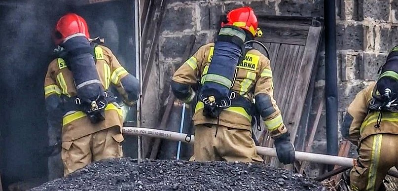 Gmina Pszczółki: Pożar budynku w Różynach. Na miejscu strażacy i służby