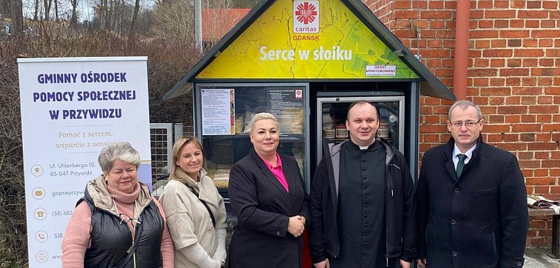 Lodówka społeczna już działa w Przywidzu. „Serce w słoiku” dla mieszkańców