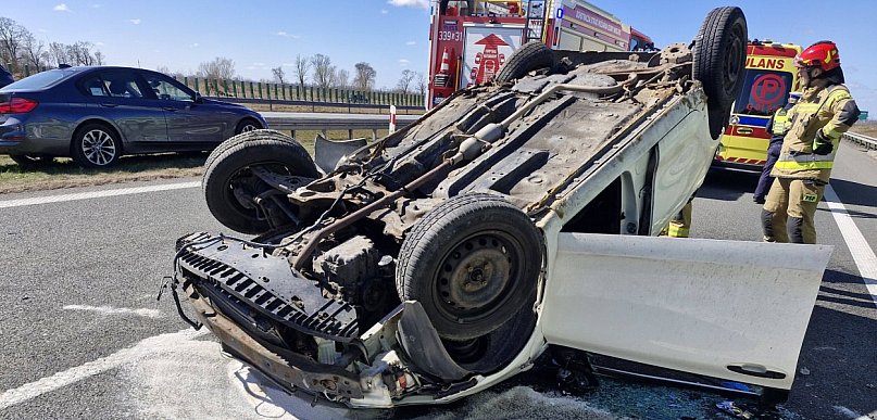 Groźny wypadek na S7. Auto dachowało