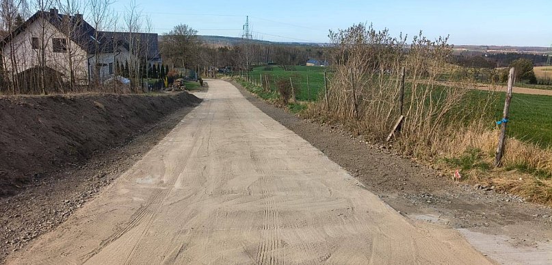 Gm. Trąbki Wielkie: Zła Wieś z nową drogą – zakończono drugi etap inwestycji
