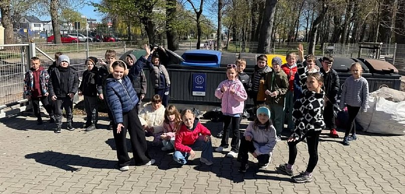 Pruszcz Gdański: Ekologiczna akcja „Jedynki”. Uczniowie ruszyli sprzątać miasto