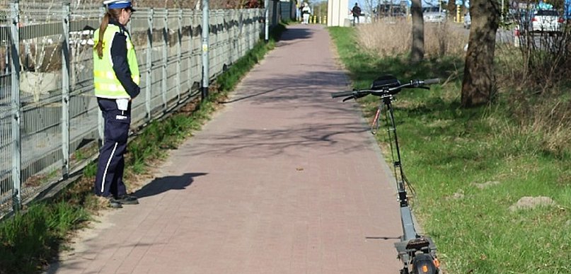 Kolbudy: Bąkowo - wypadek nastolatek na hulajnodze. Jedna osoba w szpitalu
