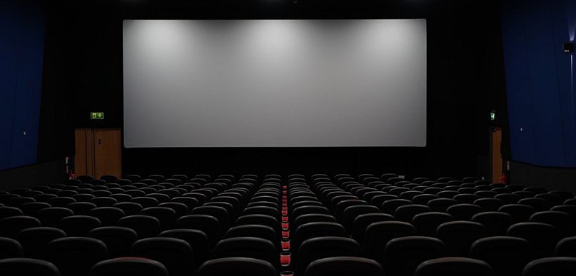 Domowa rewolucja wizualna: Jak zaprojektować nowoczesne kino domowe w salonie?