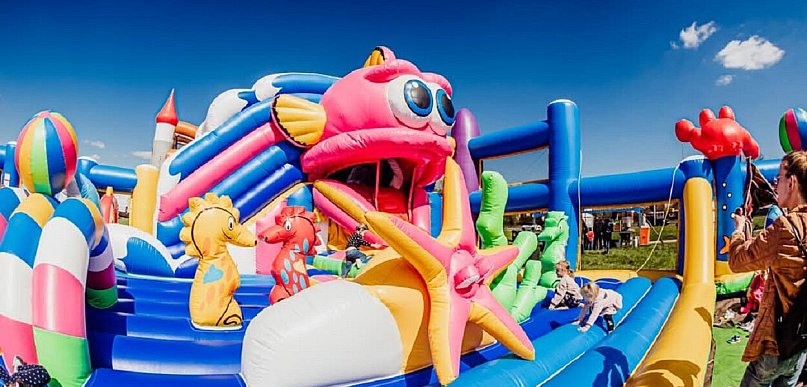 Letnia Giga Frajda w Pruszczu Gdańskim – dmuchane atrakcje i konkurs!