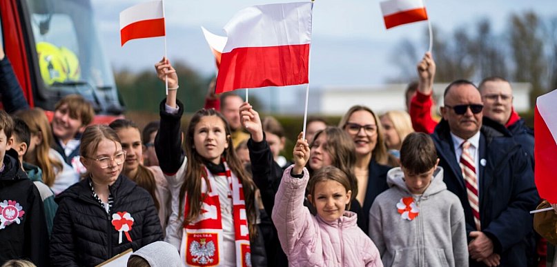 Gm. Pruszcz Gdański: Uczniowie z Przejazdowa uczcili rocznicę Konstytucji 3 Maja