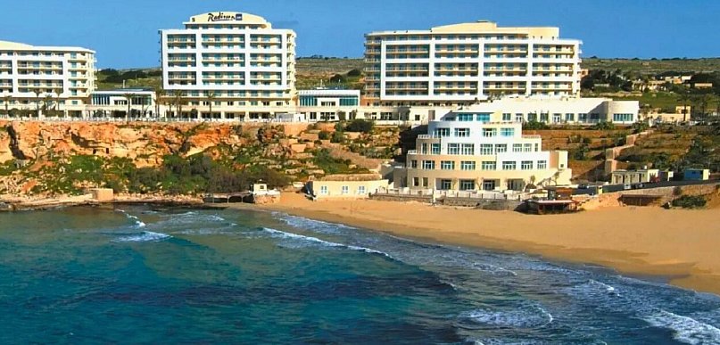 Malta z widokiem na klify i złotą plażę. Wyjątkowy wypoczynek w Golden Bay