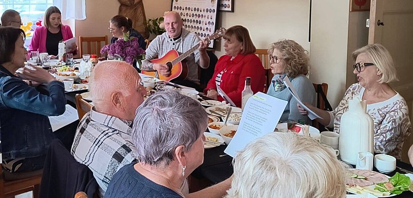 Seniorzy spotkali się w Pszczółkach. Były śpiewy i wspólne rozmowy