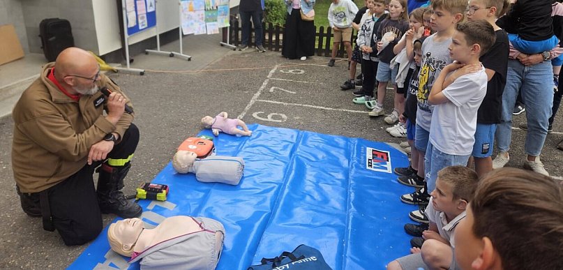Nowy AED w Koźlinach. Mieszkańcy zyskali sprzęt, który może uratować życie