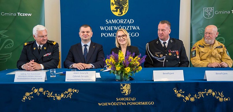 Nowy sprzęt dla strażaków z Łęgowa. Wójt W. Chmielowiec podpisała umowę