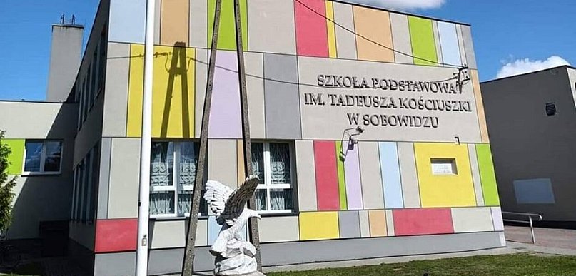 Zamiast kwiatów – pomoc potrzebującym. Piękna inicjatywa szkoły w Sobowidzu