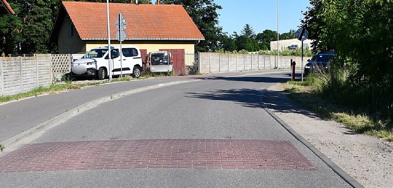Jechały razem na hulajnodze. Nastolatka z obrażeniami głowy trafiła do szpitala