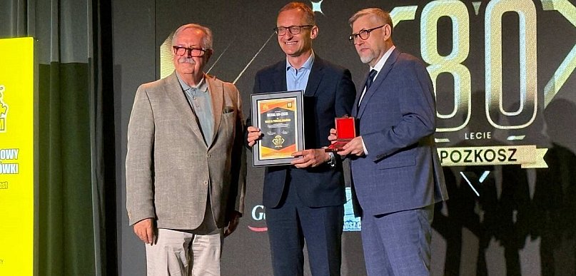 Pruszcz Gdański wyróżniony za rozwój koszykówki. Burmistrz J. Wróbel odebrał medal