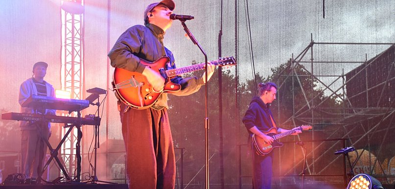 Pruszcz Gdański: Wiktor Dyduła śpiewająco rozpoczął 18. edycję Faktorii Kultury