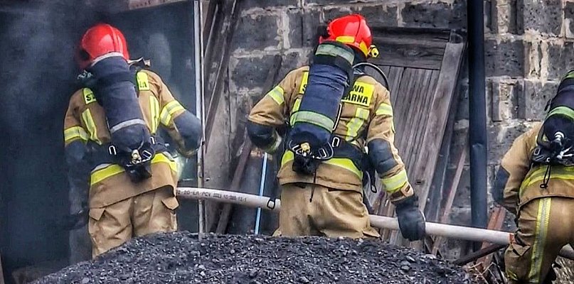 Gmina Pszczółki: Pożar budynku w Różynach. Na miejscu strażacy i służby