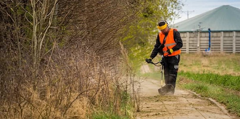 W gminie Pruszcz Gdański trwa pozimowe sprzątanie dróg i chodników