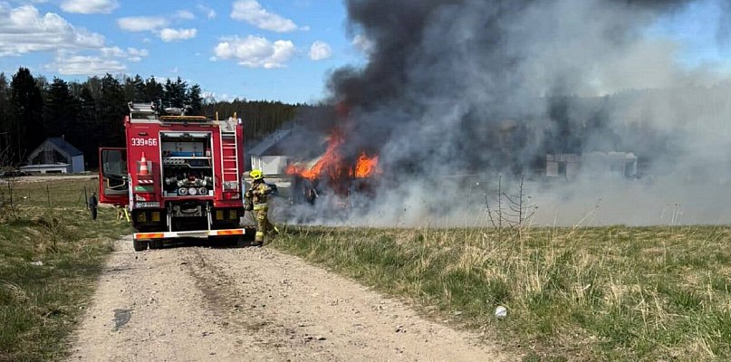 Gm. Przywidz: Pożar budynku mieszkalnego w Pomlewie – akcja kilku jednostek