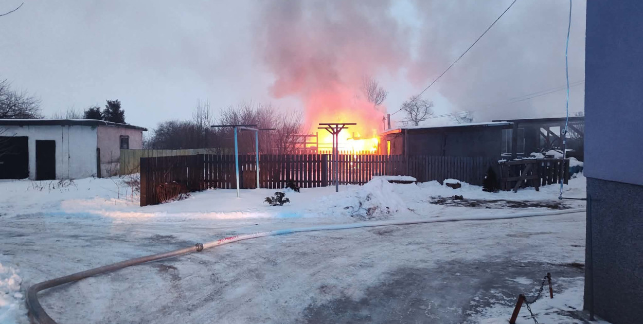 Gm. Pszczółki: Pożar garażu w Różynach