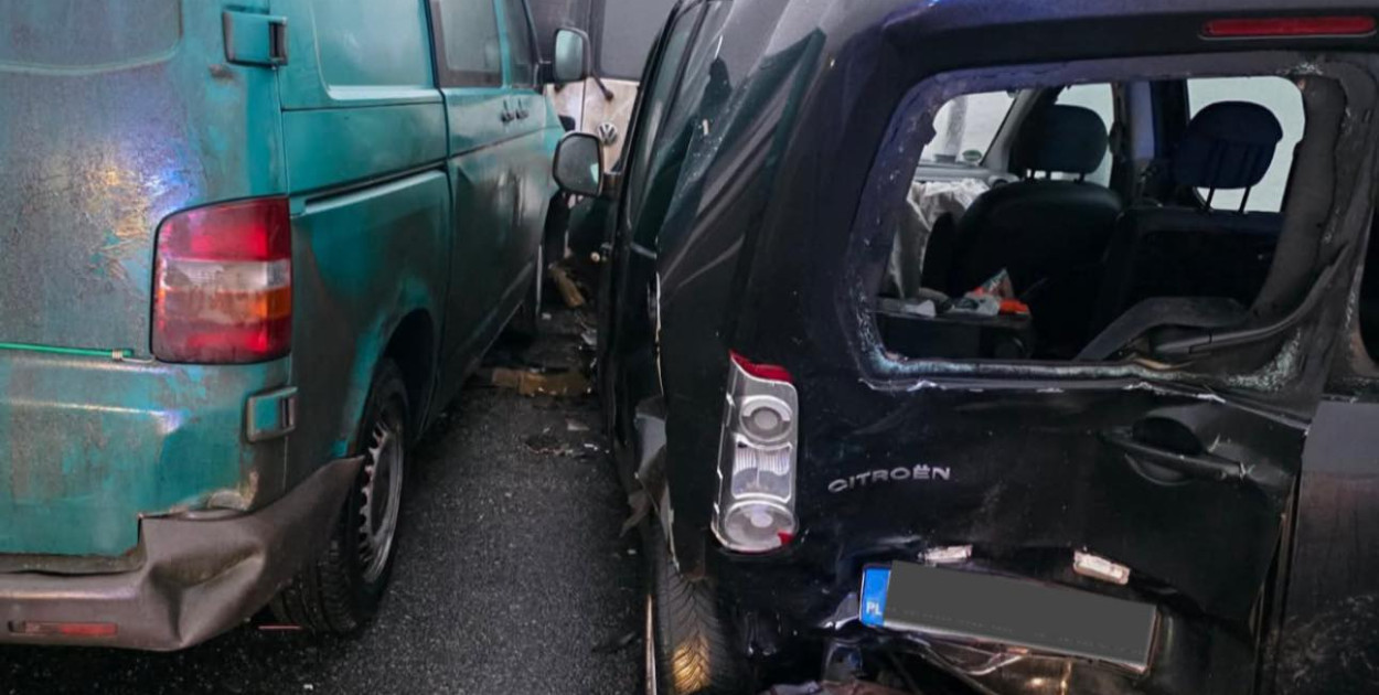 Zderzenie trzech pojazdów na drodze S6. Jedna osoba poszkodowana