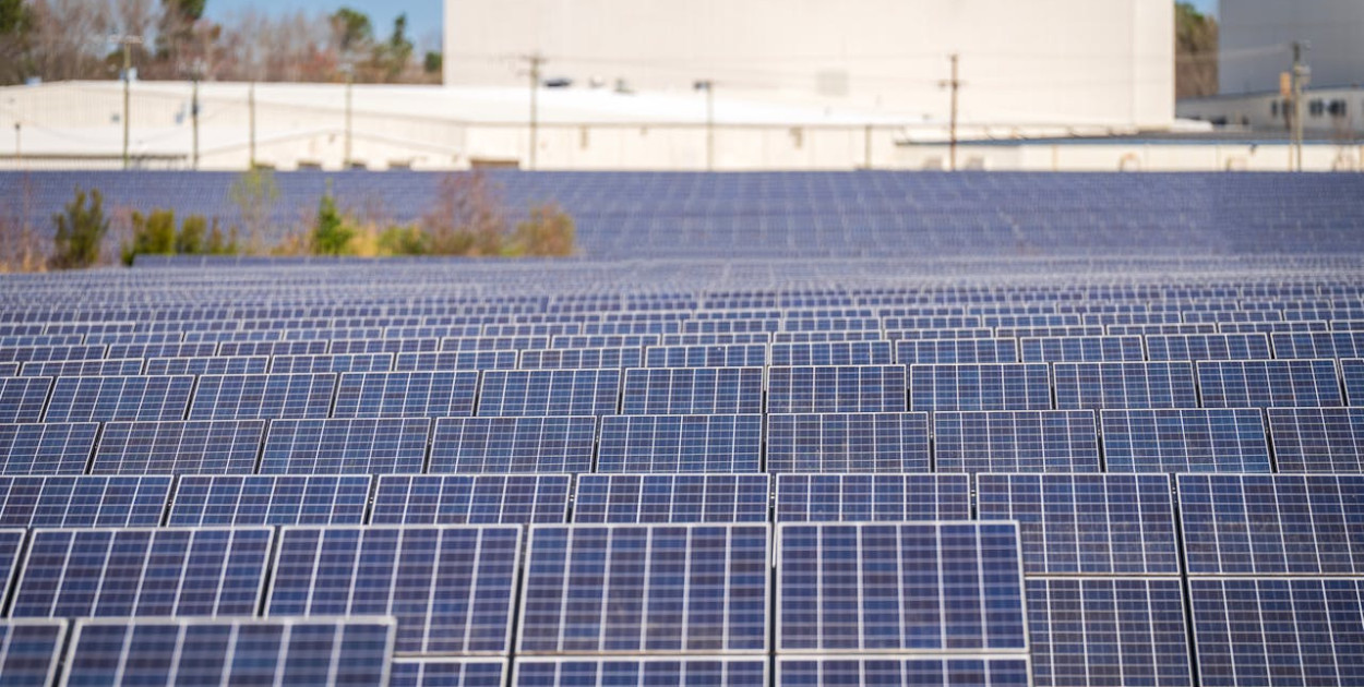 Czym się różni magazyn energii dla firmy od magazynu dla domu?