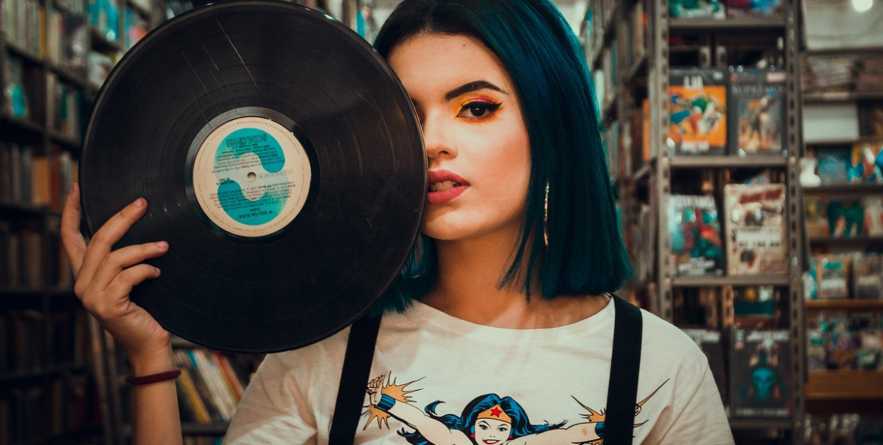 Jak wybrać idealny stojak na płyty winylowe?