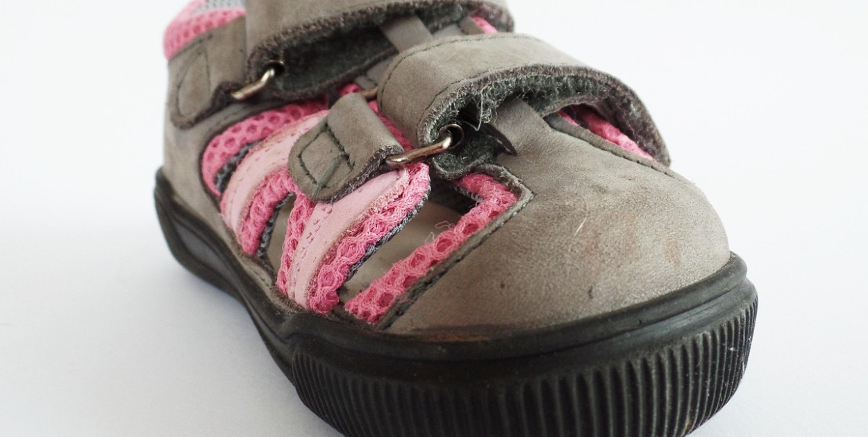 Jak wybrać idealne sandałki dla dziecka na lato?