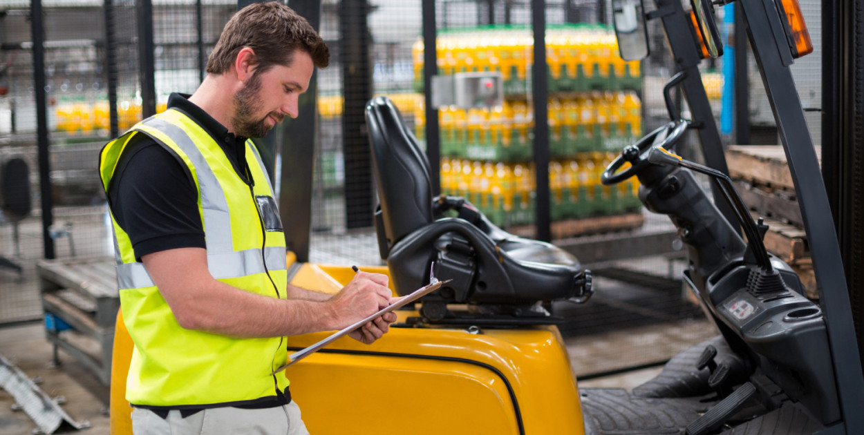 Wynajem wózka widłowego wraz z operatorem – dlaczego się opłaca?