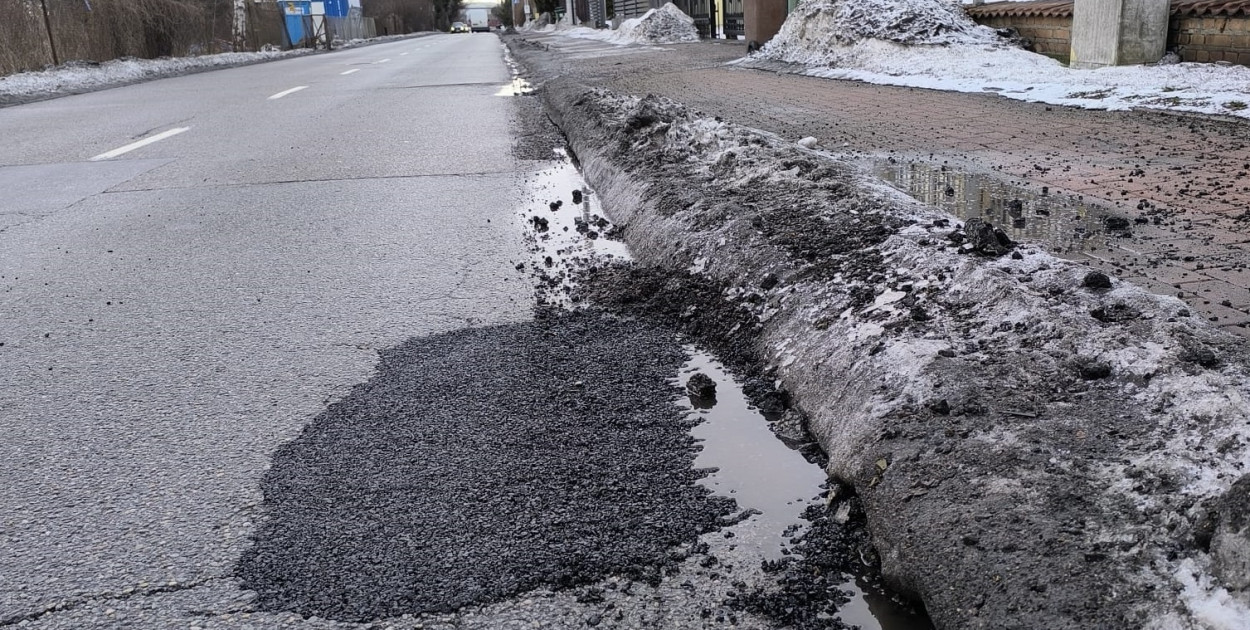 Pruszcz Gdański: Miasto zabezpiecza drogi po zimie – ruszyły prace interwencyjne