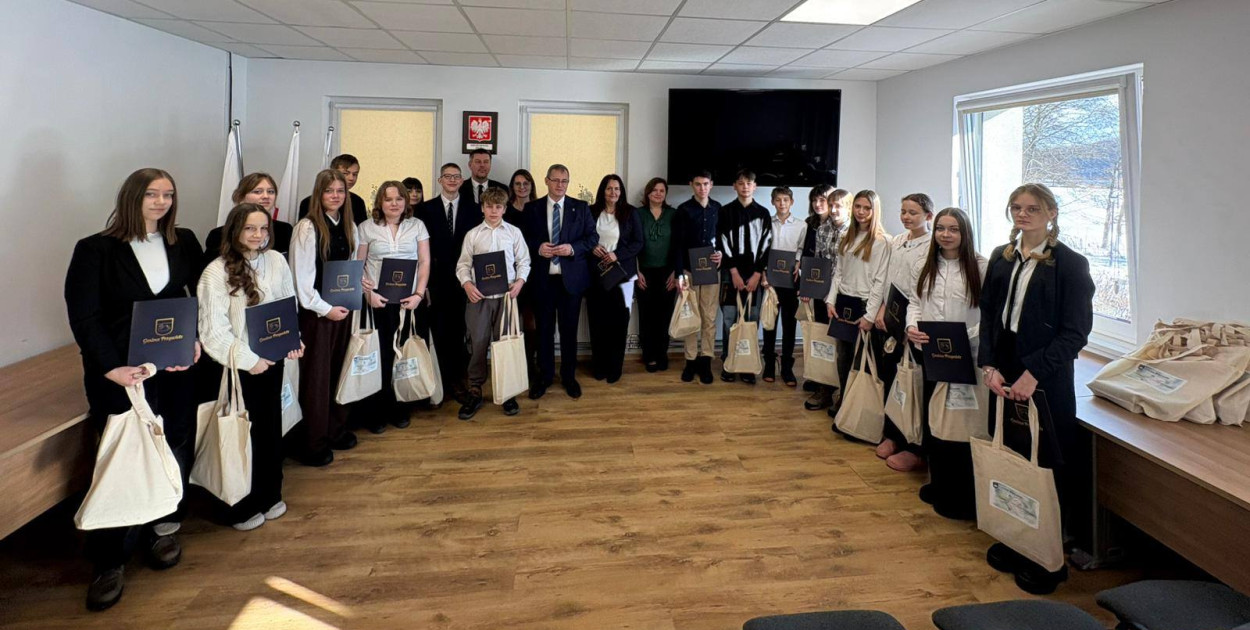 Przywidz: 25 uczniów odebrało stypendia szkolne z rąk wójta gminy