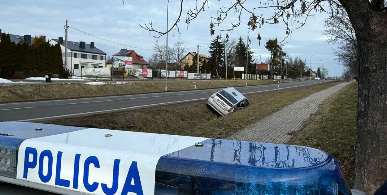 Nietrzeźwy kierowca wjechał do rowu w Różynach. Miał przy sobie narkotyki