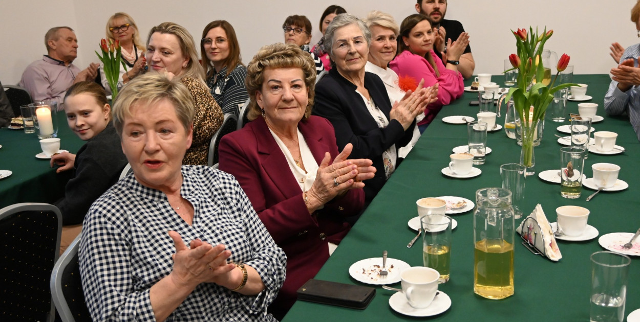 Koncert i wspólna zabawa. Tak świętowano Dzień Kobiet w gminie Pszczółki