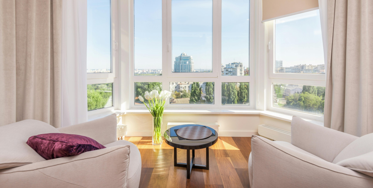 Jak dobrać firany do salonu? Praktyczny poradnik