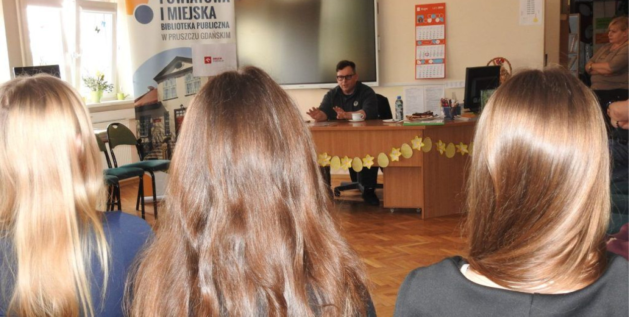 Pruszcz Gdański: Między informacją a manipulacją. Spotkanie w PiMBP