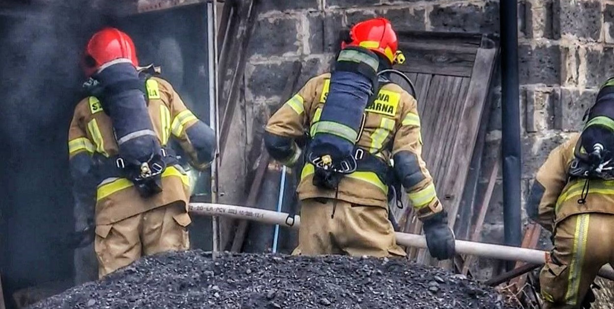 Gmina Pszczółki: Pożar budynku w Różynach. Na miejscu strażacy i służby
