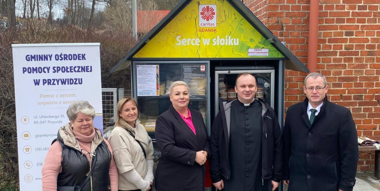 Lodówka społeczna już działa w Przywidzu. „Serce w słoiku” dla mieszkańców