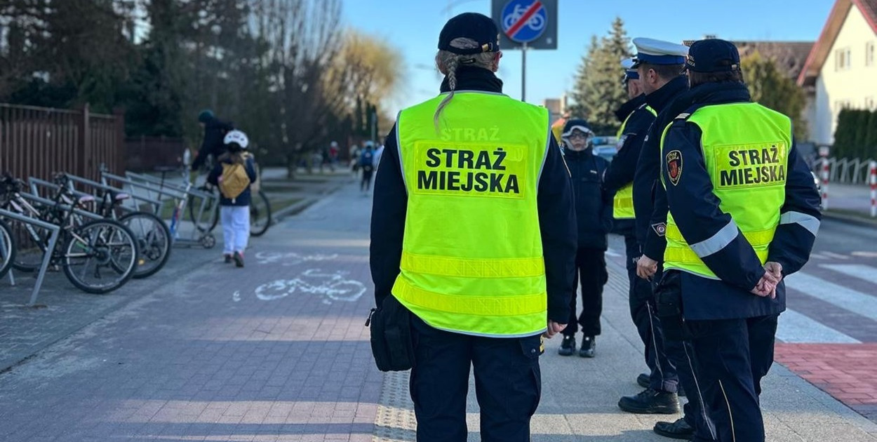 Policjanci i strażnicy miejscy we wspólnej akcji. Sprawdzali rowery i hulajnogi