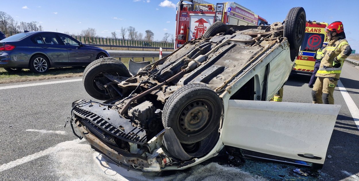Groźny wypadek na S7. Auto dachowało