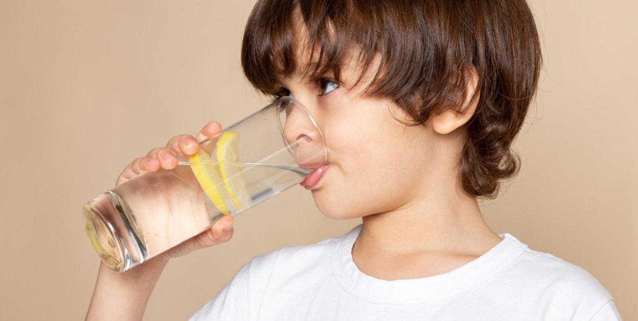 Woda w diecie dziecka - znaczenie jakości i składu